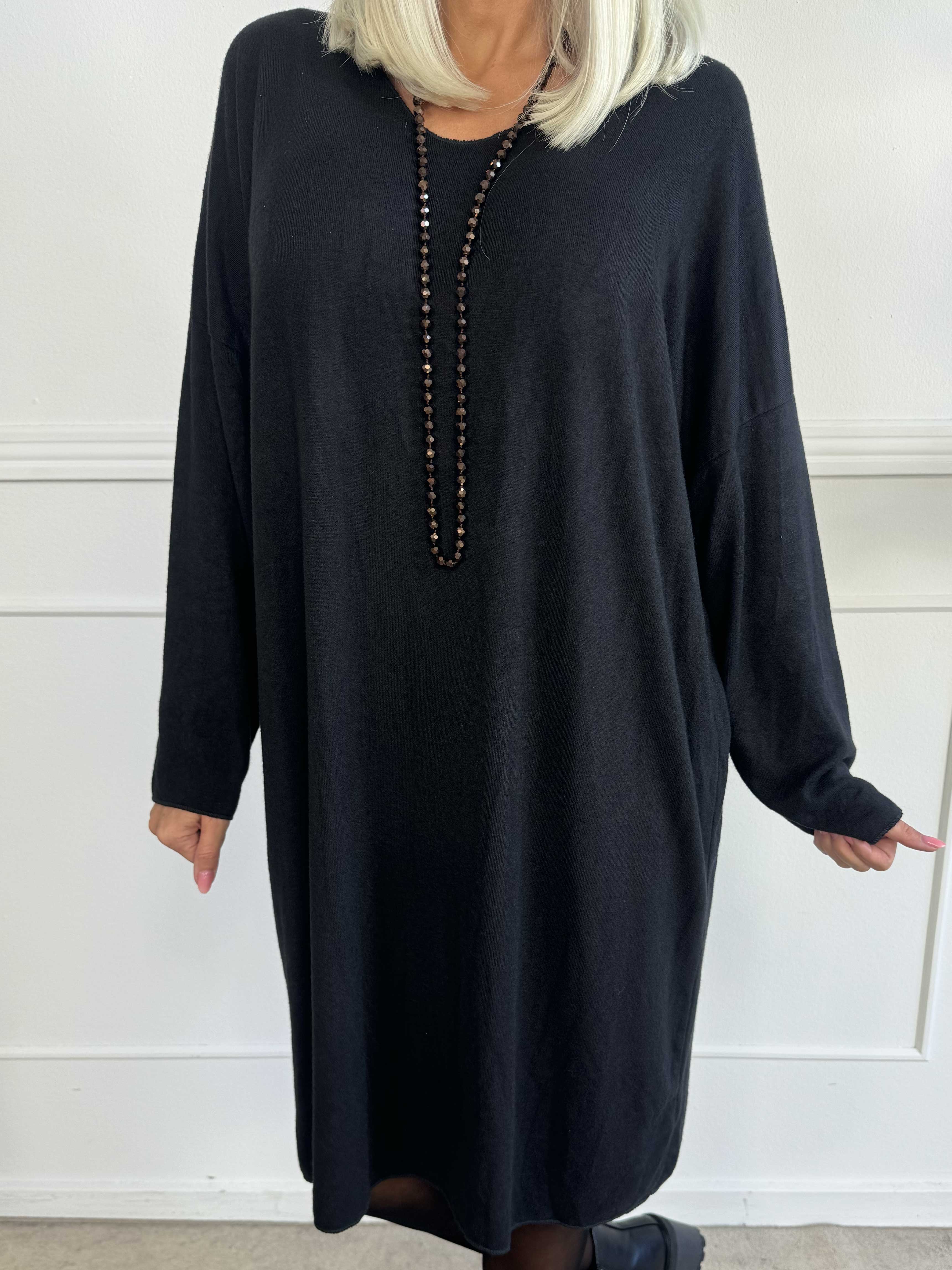 Djamila Long - Klänning i megamjuk viskos med v-ringning